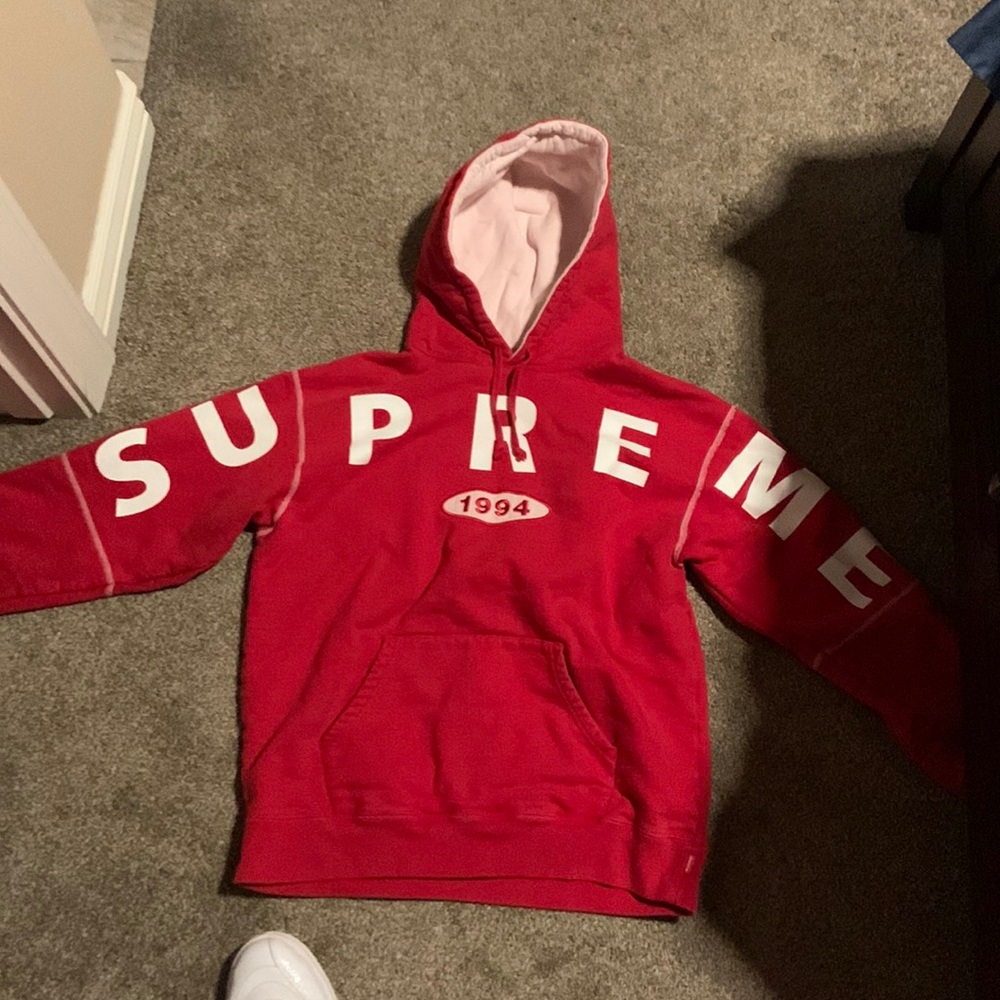 Supreme spread logo hoodie. Medium.